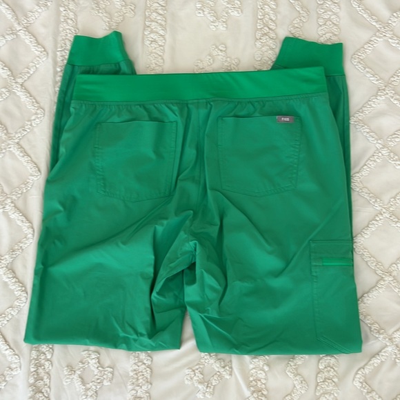 Figs Women’s Scrub Set FREE X Safety Green Size L and L Tall - Picture 7 of 8